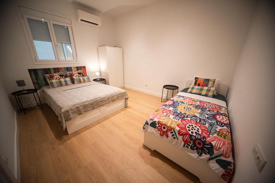 By Universitat Rooms Barcelona Bagian luar foto