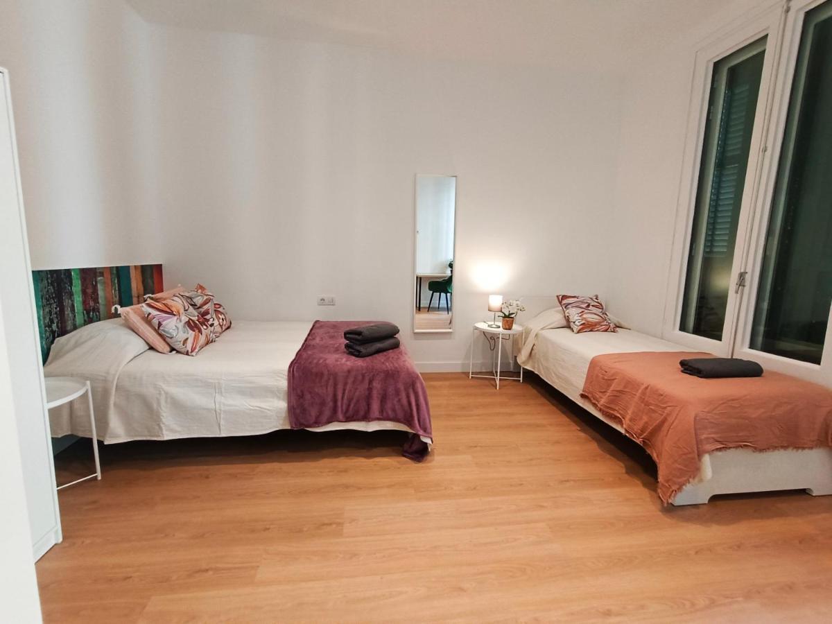 By Universitat Rooms Barcelona Bagian luar foto