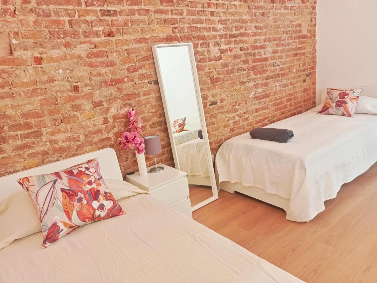 By Universitat Rooms Barcelona Bagian luar foto