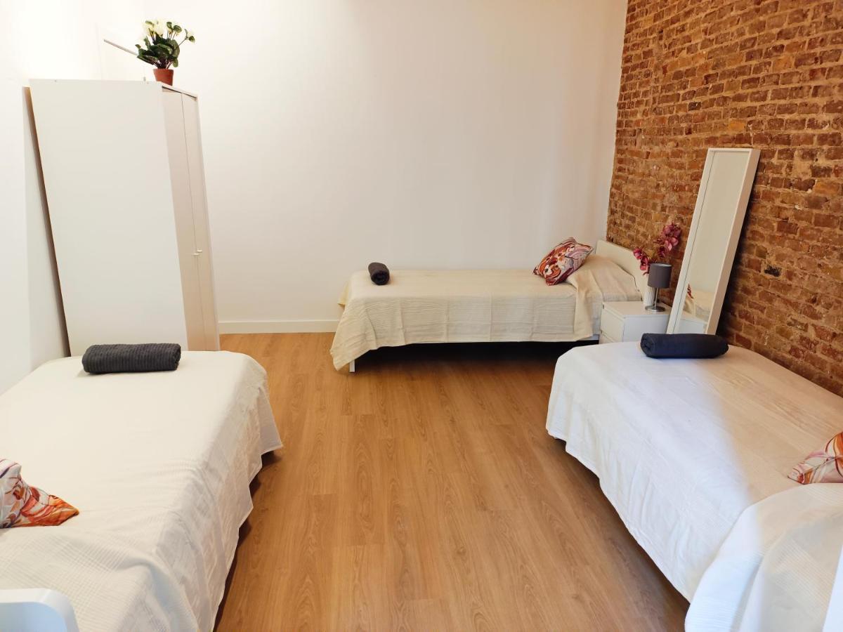 By Universitat Rooms Barcelona Bagian luar foto