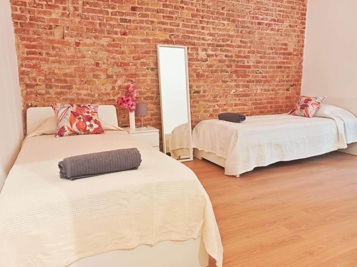By Universitat Rooms Barcelona Bagian luar foto