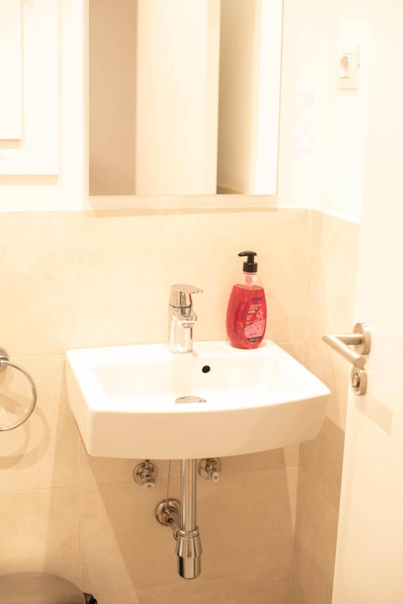 By Universitat Rooms Barcelona Bagian luar foto